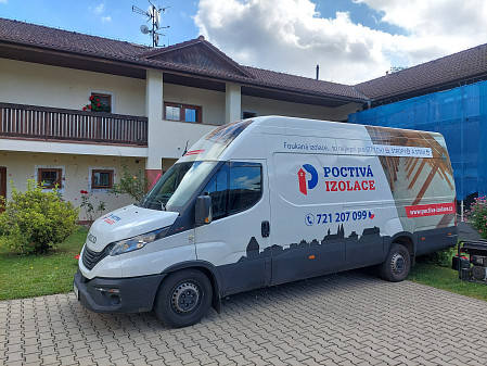 Izolace stropu domu s pečovatelskou službou v Černíkovicích